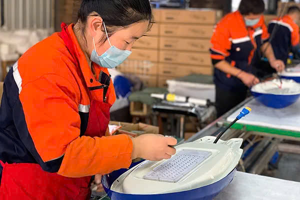 quy-trinh-san-xuat-den-mat-troi-2