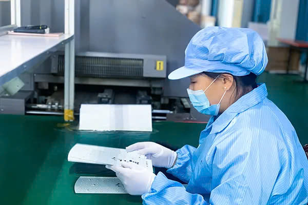 quy-trinh-san-xuat-den-mat-troi-3